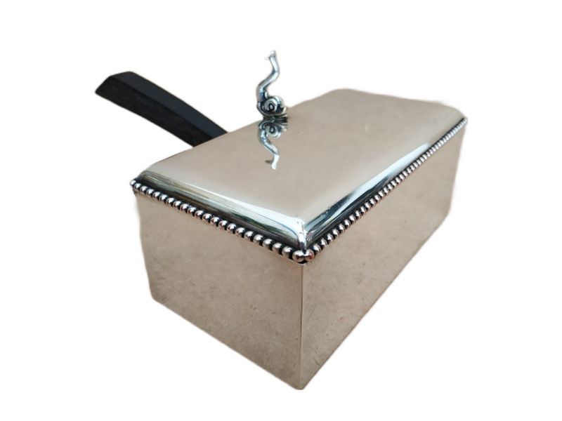 Boite en métal argenté