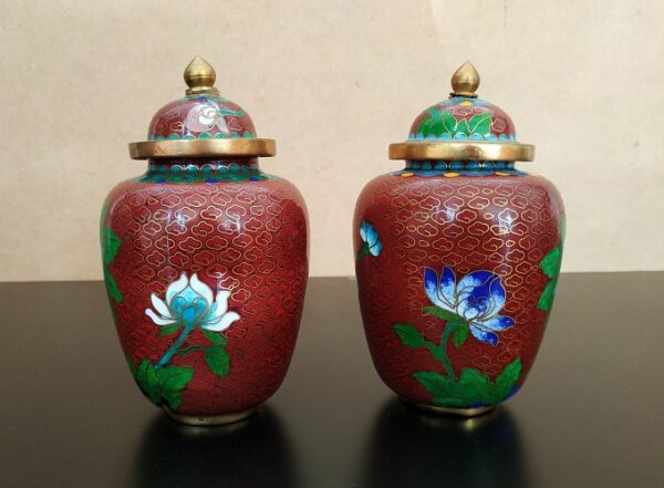 paire de pots couverts en émail cloisonné