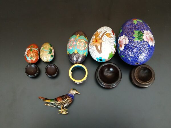 suite d'œufs et oiseau en émail cloisonné