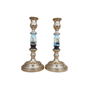 paire de bougeoirs en bronze et porcelaine