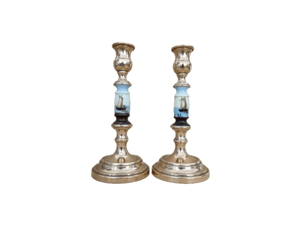 paire de bougeoirs en bronze et porcelaine