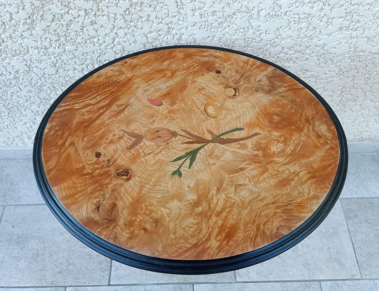 guéridon en bois marqueté à décor floral