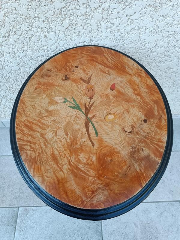 guéridon en bois marqueté à décor floral