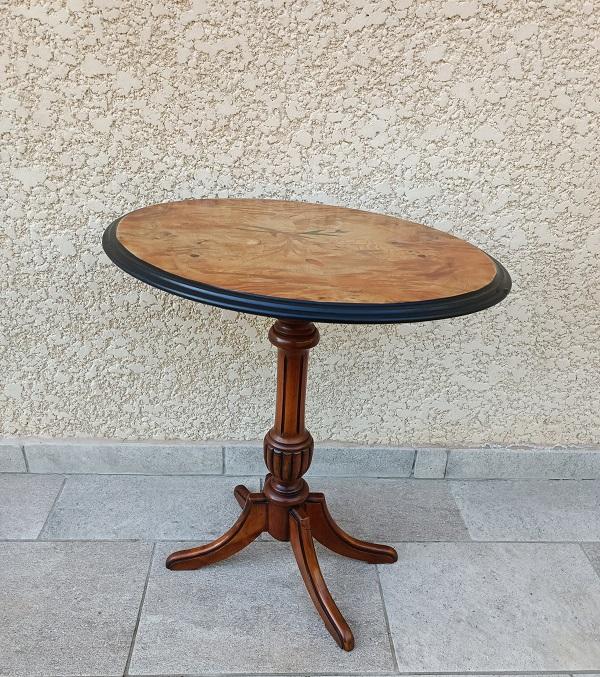 guéridon en bois marqueté à décor floral