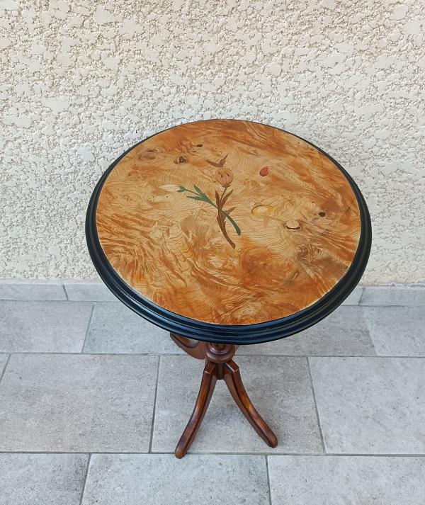 guéridon en bois marqueté à décor floral