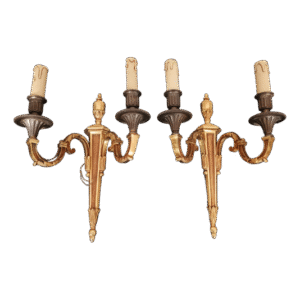 paire d'appliques murales en bronze de style louis xvi