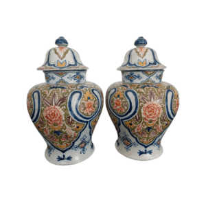 paire de vases couverts en faïence polychrome