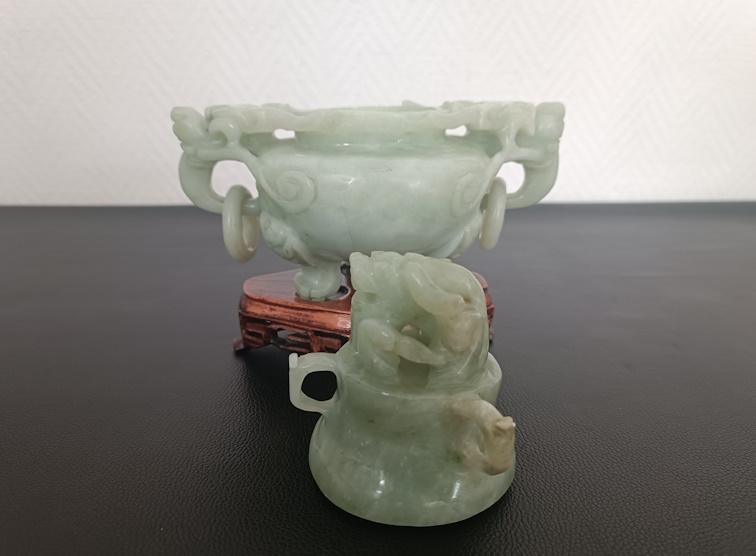 brûle parfum tripode chinois couvert en pierre céladon sculptée sur socle bois