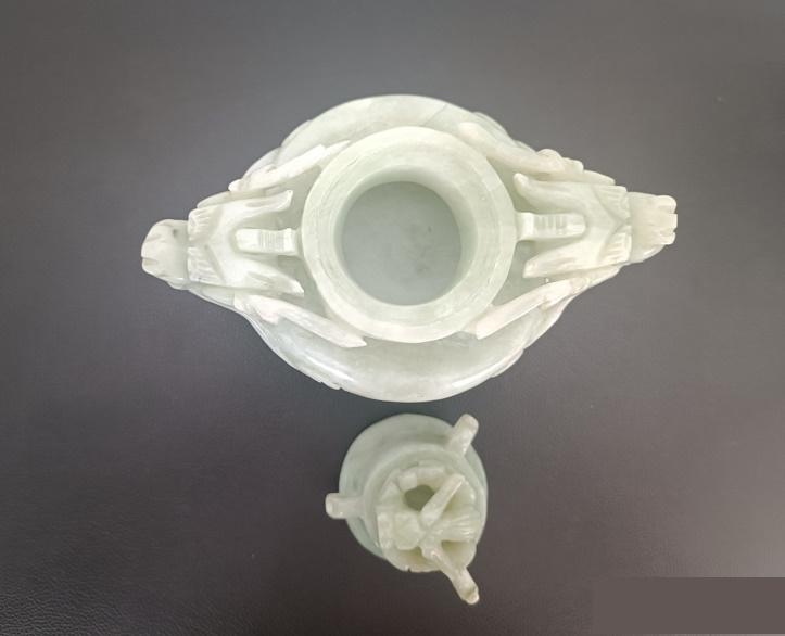 brûle parfum tripode chinois couvert en pierre céladon sculptée sur socle bois