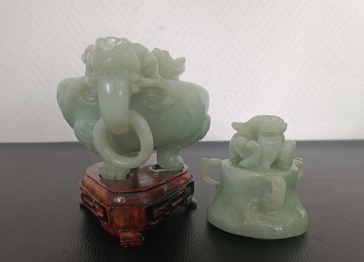 brûle parfum tripode chinois couvert en pierre céladon sculptée sur socle bois