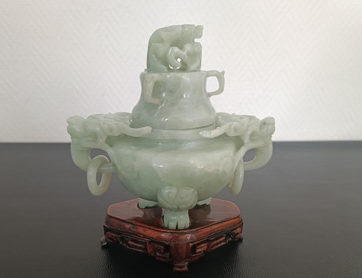 brûle parfum tripode chinois couvert en pierre céladon sculptée sur socle bois