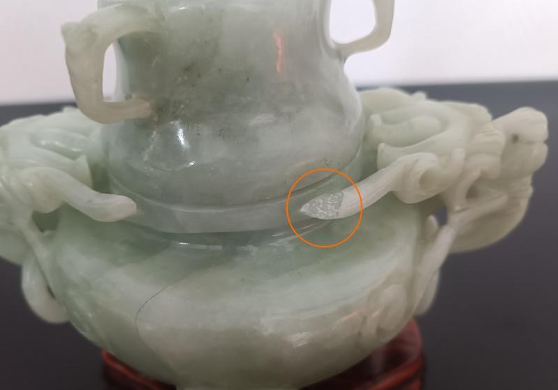 brûle parfum tripode chinois couvert en pierre céladon sculptée sur socle bois