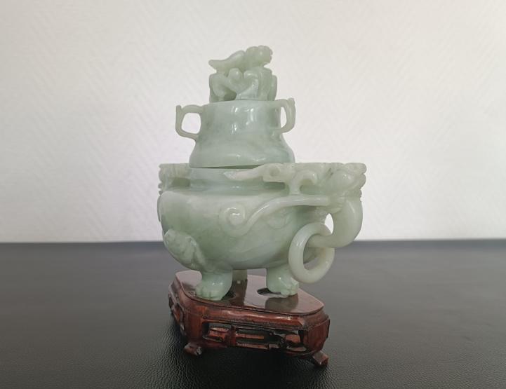 brûle parfum tripode chinois couvert en pierre céladon sculptée sur socle bois