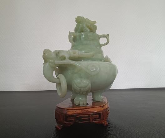 brûle parfum tripode chinois couvert en pierre céladon sculptée sur socle bois