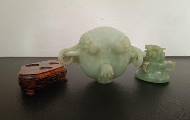 brûle parfum tripode chinois couvert en pierre céladon sculptée sur socle bois