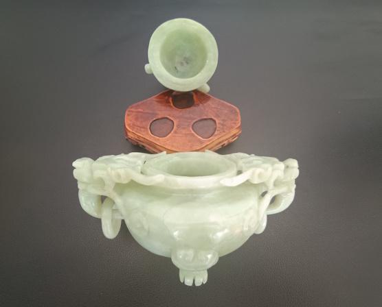 brûle parfum tripode chinois couvert en pierre céladon sculptée sur socle bois