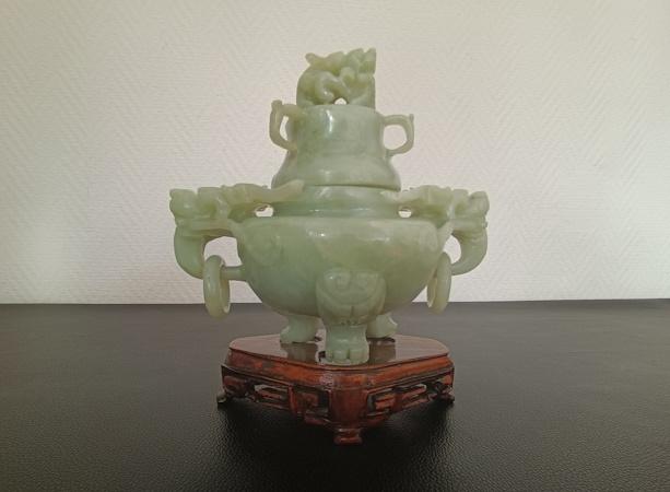 brûle parfum tripode chinois couvert en pierre céladon sculptée sur socle bois