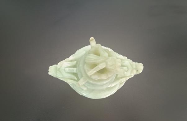 brûle parfum tripode chinois couvert en pierre céladon sculptée sur socle bois