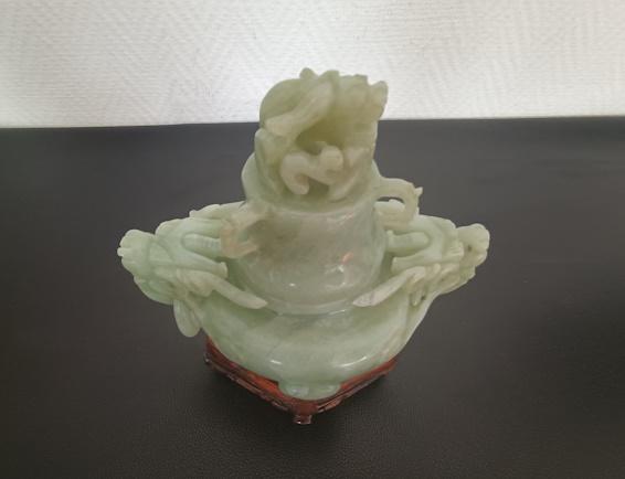brûle parfum tripode chinois couvert en pierre céladon sculptée sur socle bois