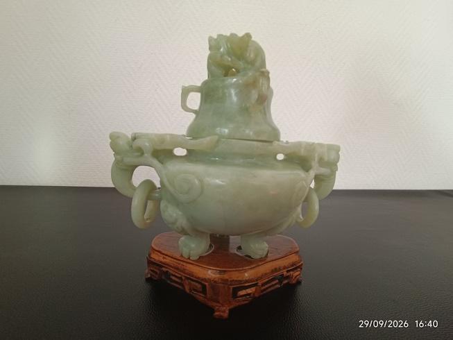 brûle parfum tripode chinois couvert en pierre céladon sculptée sur socle bois